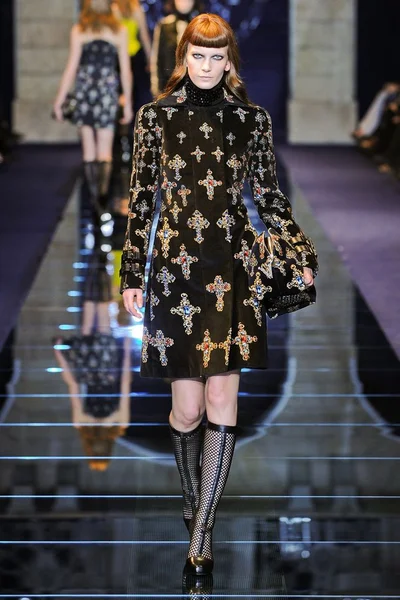 Look 16